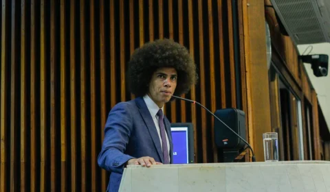Conselho de Ética aprova suspensão do mandato de Renato Freitas por defender professores no PR