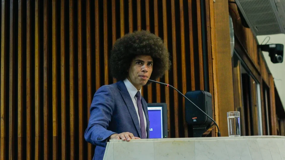 Conselho de Ética aprova suspensão do mandato de Renato Freitas por defender professores no PR