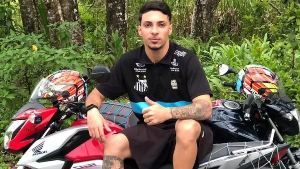 PMs estão rondando casa da família de Ruan, jovem morto após empinar moto, diz mãe