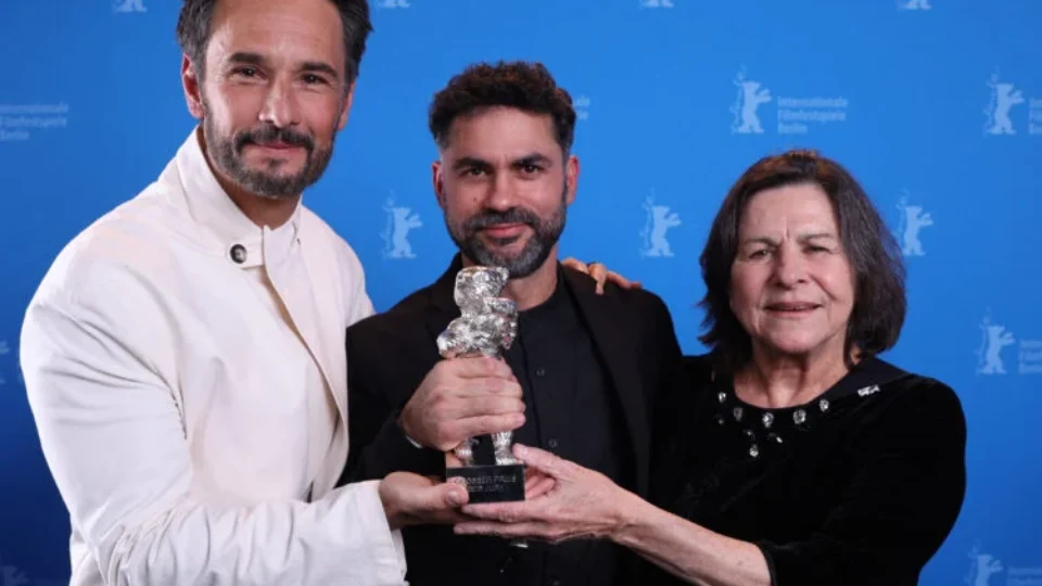 Filme brasileiro ‘O último azul’ ganha Urso de Prata no Festival de Berlim