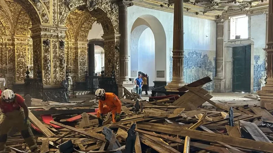 Teto de igreja histórica, a ‘igreja de ouro’, desaba em Salvador e mata uma pessoa