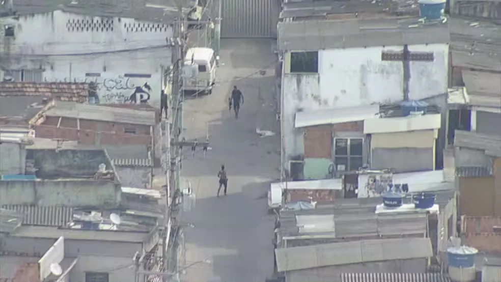 Bandidos armados de fuzis; Brasil — Foto: Reprodução/TV Globo
