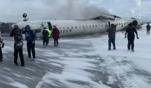 Avião capota durante pouso no Canadá e 18 pessoas ficam feridas