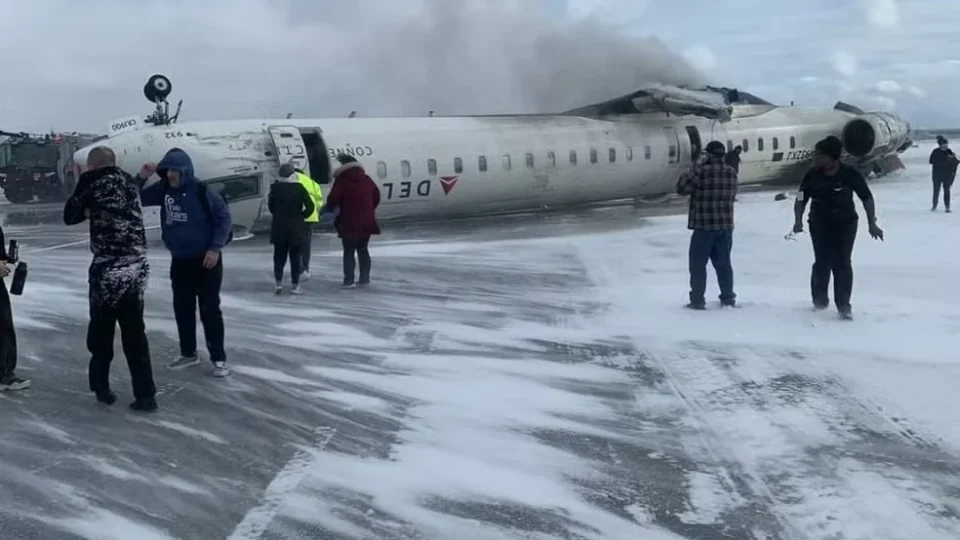 Avião capota durante pouso no Canadá e 18 pessoas ficam feridas