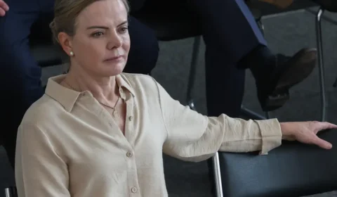 Ministra Gleisi Hoffmann responde aos ataques bolsonaristas e defende Lula