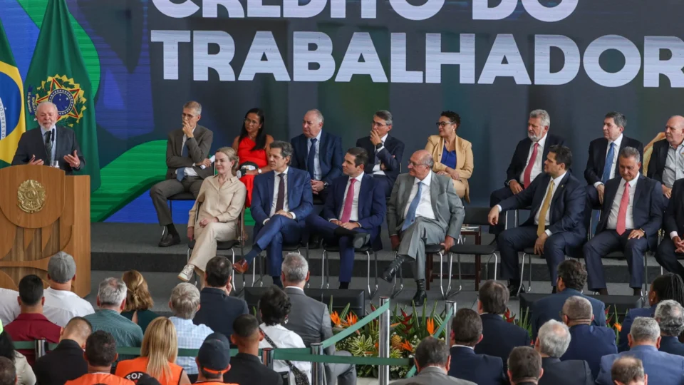 Mais de 48 mil pessoas contratam R$ 340,3 mi em consignado para CLT