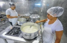 Governo é criticado por manter acordo de cozinhas solidárias com Coca-Cola