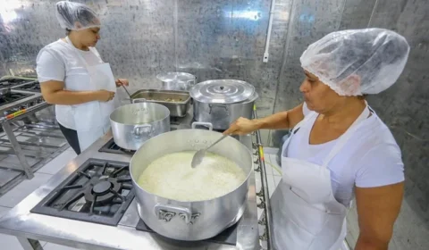 Governo é criticado por manter acordo de cozinhas solidárias com Coca-Cola