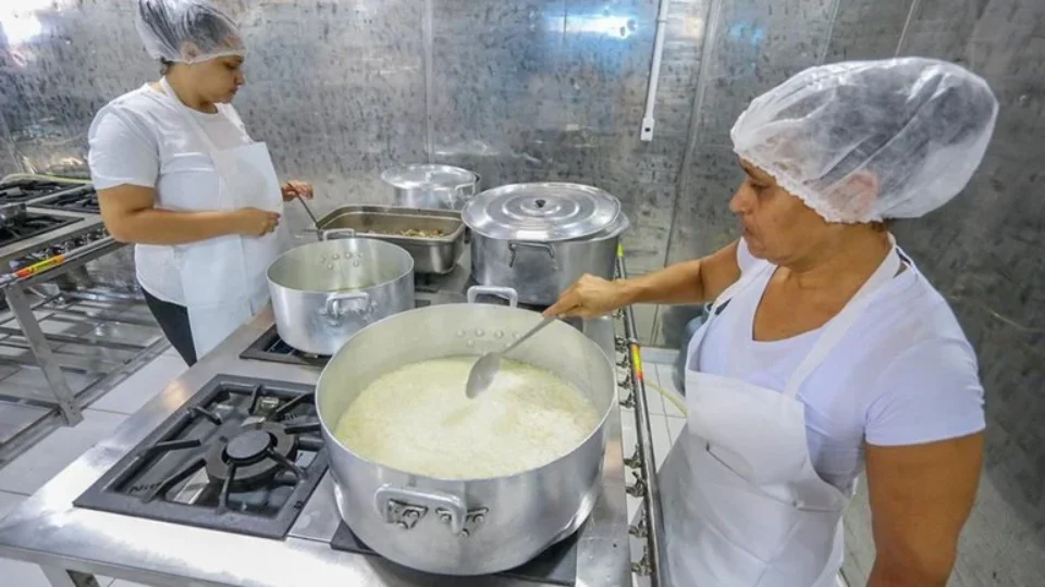 Governo é criticado por manter acordo de cozinhas solidárias com Coca-Cola