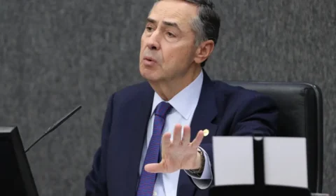 Brasileiros vão de indignação a pena, diz Barroso sobre mulher que pichou estátua no 8/1