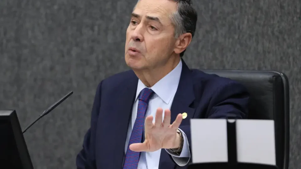 Brasileiros vão de indignação a pena, diz Barroso sobre mulher que pichou estátua no 8/1