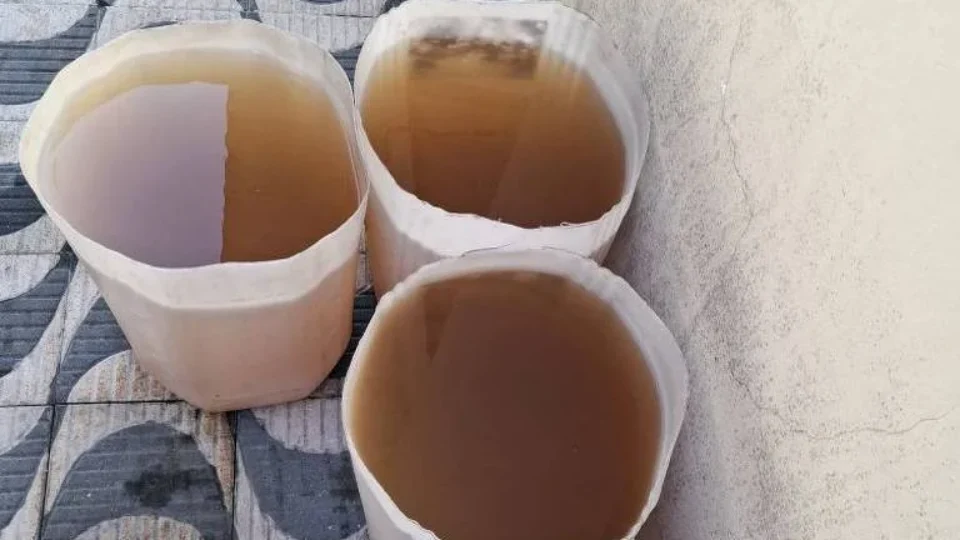Moradores reclamam de água suja e com mau cheiro em SP