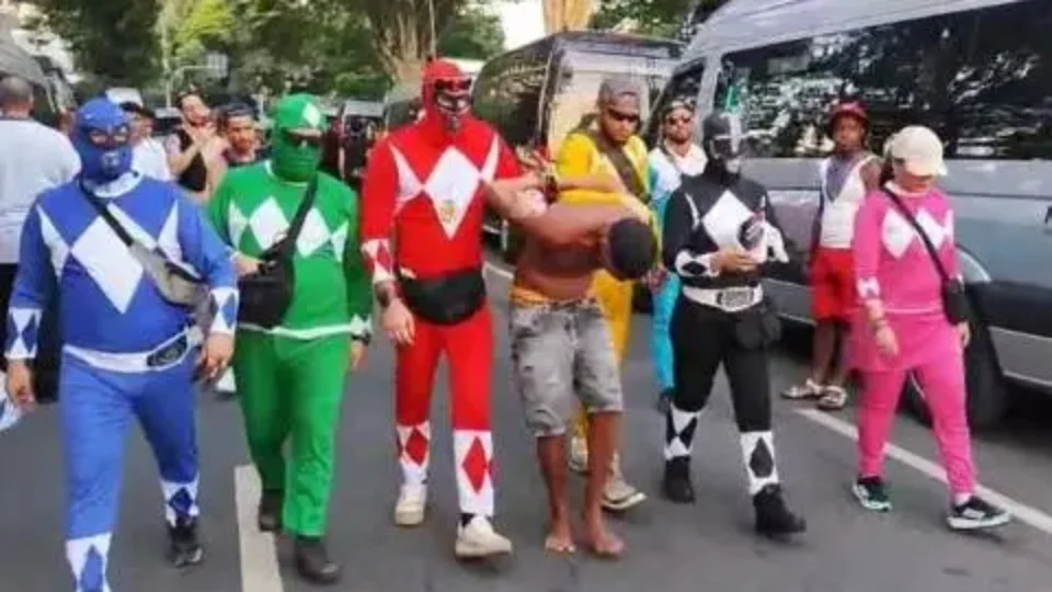 Veja vídeo: policiais civis realizam abordagem fantasiados de Power Rangers