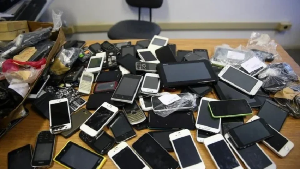 Governo vai enviar notificações para celulares roubados e exigirá entrega na delegacia