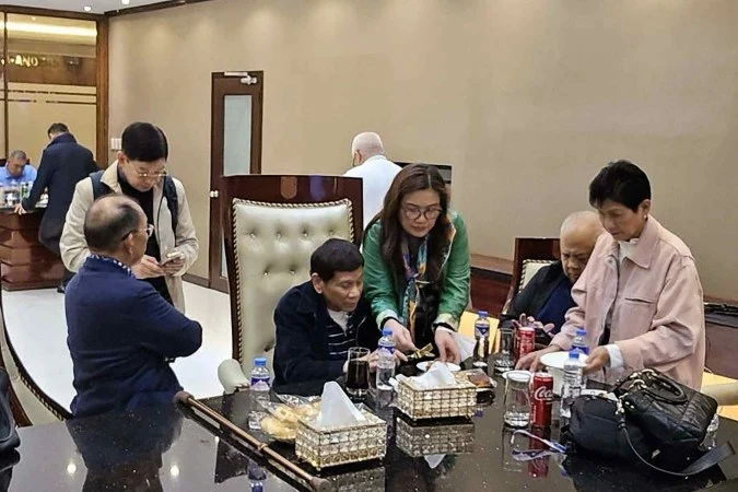 Duterte (C) é fotografado dentro da Base Aérea de Villamor, em Pasay, na região metropolitana de Manila, depois de desembarcar de Hong Kong - (crédito: PDP Laban/AFP)