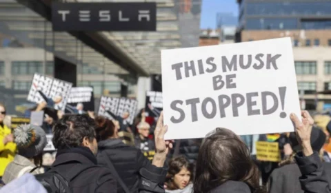 Lojas da Tesla, de Elon Musk, são alvos de ataques nos Estados Unidos