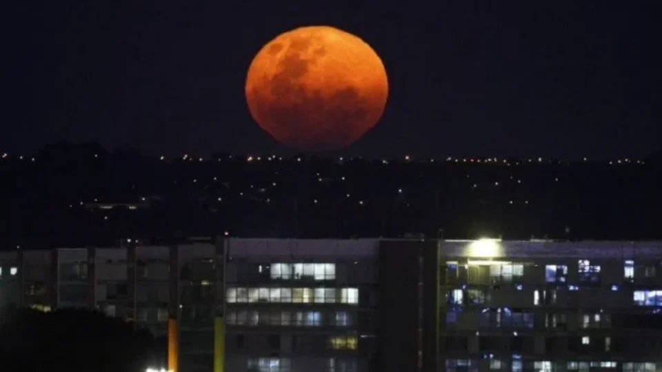 Eclipse lunar conhecida como 'Lua de Sangue' será visível no Brasil