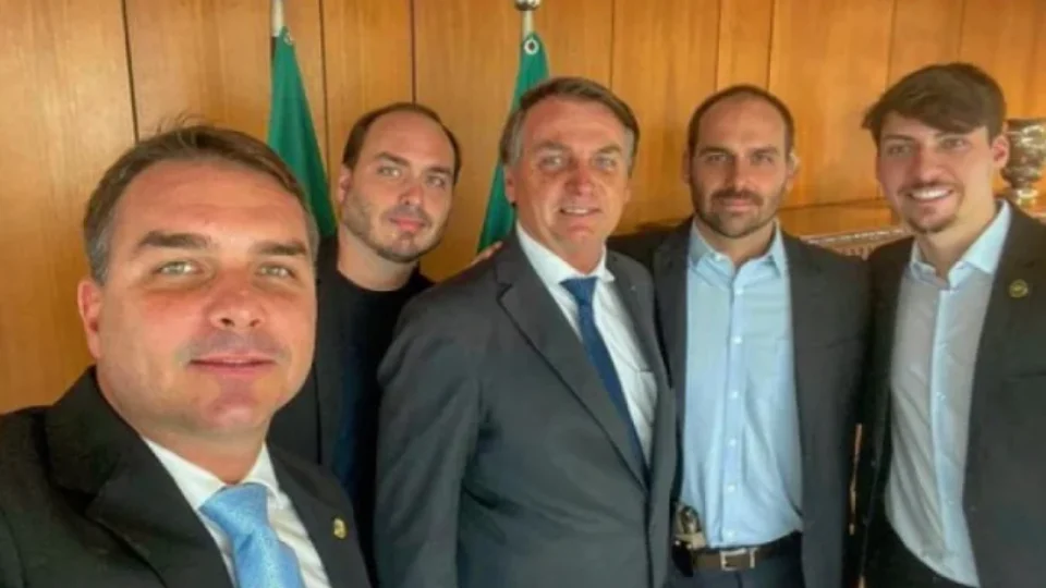 Bolsonarismo sofre 2ª tentativa de debandada, e filhos de ex-presidente reagem