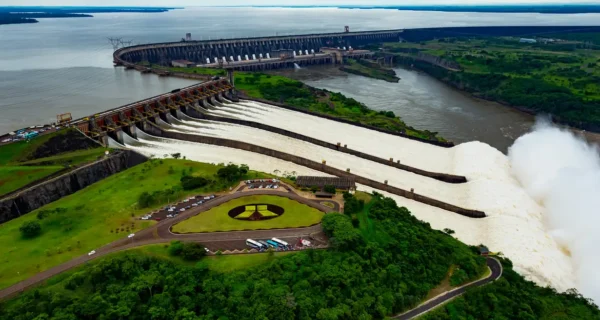 Governo Trump fecha acordo para usar energia de Itaipu e enviar agentes ao Paraguai