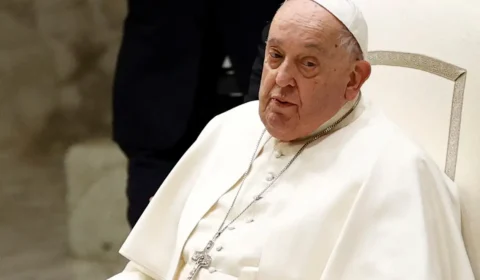 Papa pode aparecer neste domingo para saudação aos fiéis, diz Vaticano