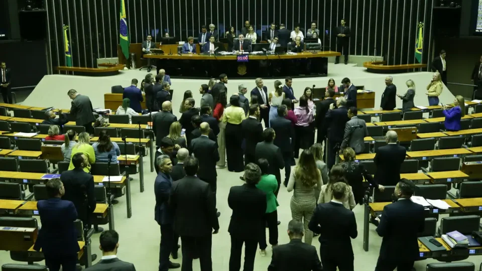 Congresso aprova projeto que dribla STF e mantém sigilo a autores de emendas