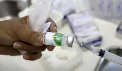 Vacinação em dia contra gripe e Covid reduz risco de infarto e AVC em até 40%