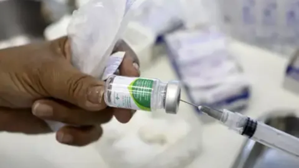 Vacinação em dia contra gripe e Covid reduz risco de infarto e AVC em até 40%