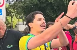 Youtuber tenta atrapalhar 1º dia de aula na UnB, mas é expulso por estudantes