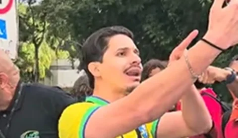 Youtuber tenta atrapalhar 1º dia de aula na UnB, mas é expulso por estudantes
