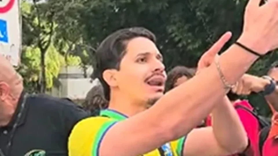 Youtuber tenta atrapalhar 1º dia de aula na UnB, mas é expulso por estudantes