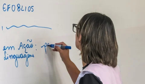 Escolas querem abolir pagamento a professor por prova a alunos com deficiência