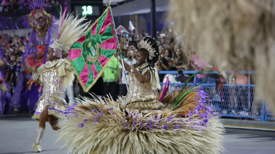 Mangueira fecha primeiro dia de desfile da Sapucaí; Viradouro é destaque