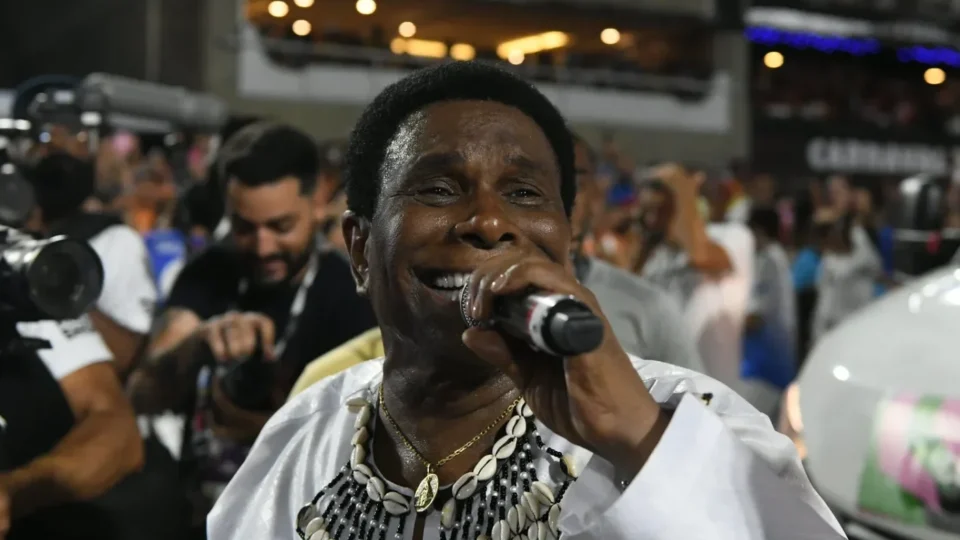 Desfile da Beija-Flor é destaque, com homenagem a Laíla e despedida emocionada de Neguinho