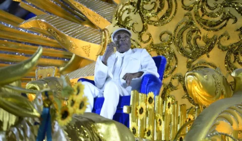 Portela fecha o Carnaval do Rio de Janeiro com homenagem a Milton Nascimento