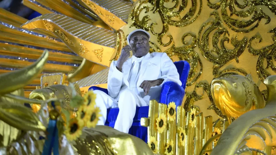 Portela fecha o Carnaval do Rio de Janeiro com homenagem a Milton Nascimento