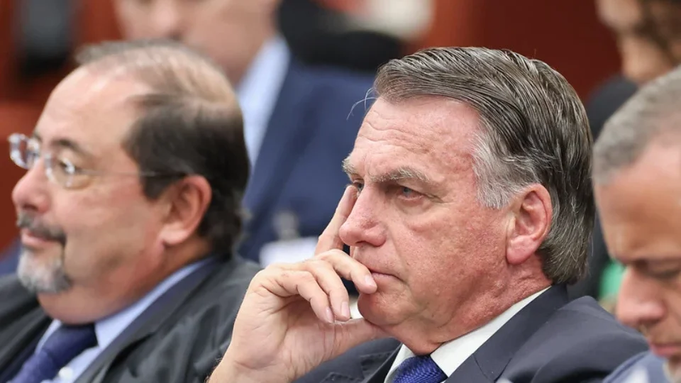 Defesa de Bolsonaro ataca delação de Cid, mas ignora provas contra ele