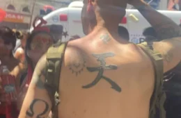 Estrangeiro com tatuagens de símbolos nazistas é agredido em bloco no RJ