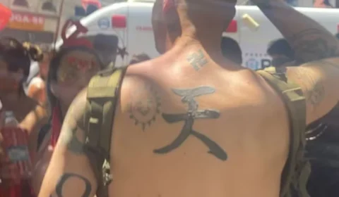 Estrangeiro com tatuagens de símbolos nazistas é agredido em bloco no RJ
