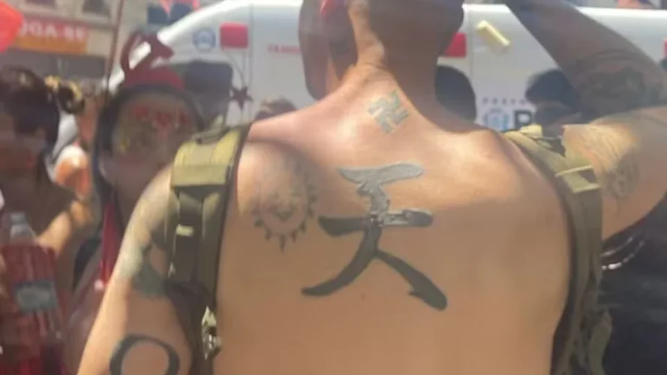 Estrangeiro com tatuagens de símbolos nazistas é agredido em bloco no RJ
