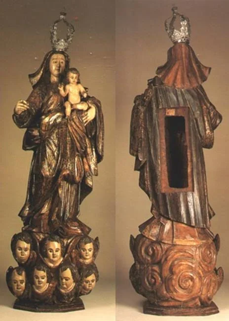 Imagem em madeira de Nossa Senhora e Jesus Cristo sob anjos com um buraco oco para armazenamento de ouro na época da inconfidência. Imagem: Reprodução.