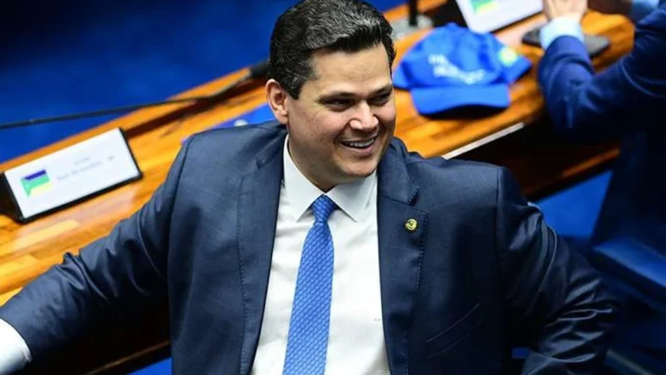 Projeto que libera R$ 4,6 bi em emendas e beneficia Alcolumbre é aprovado no Senado