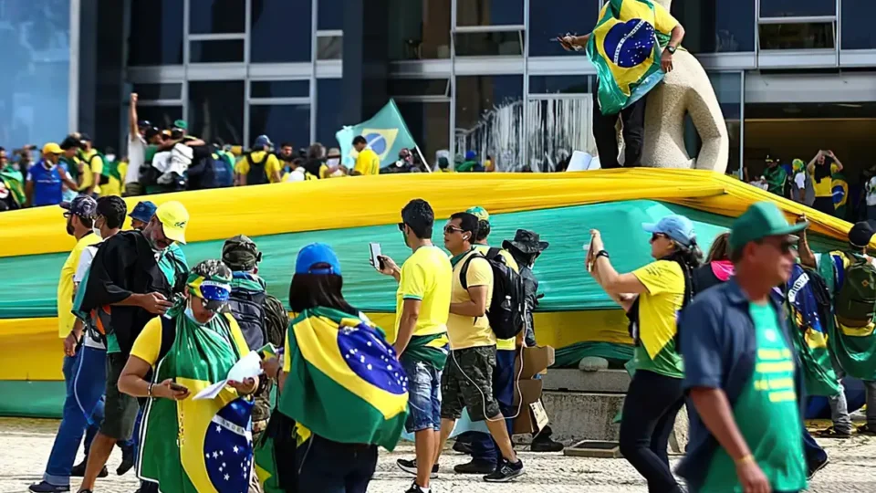 Jornalistas da Folha sofrem ataques e ameaças nas redes por cobertura do 8/1