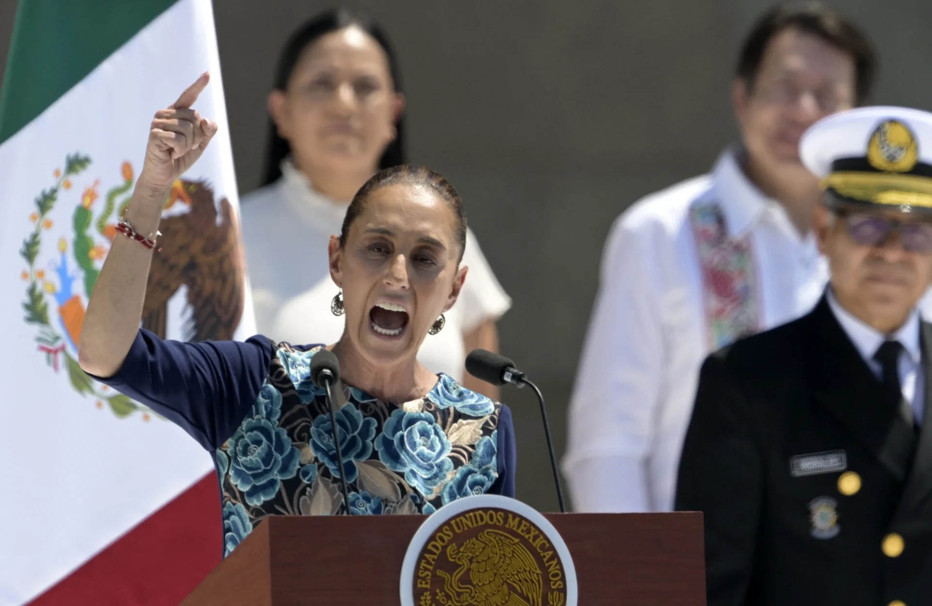 Presidente do México é vítima de assédio sexual durante caminhada em evento público
