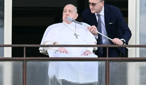 Papa Francisco recebe alta e deixa hospital após quase 40 dias internado em Roma