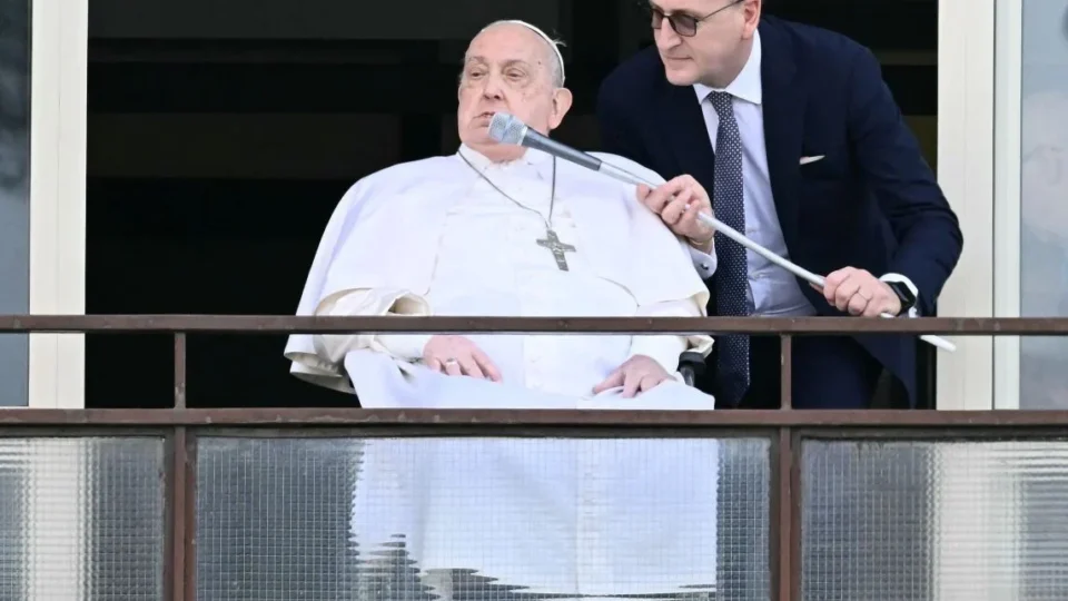 Papa Francisco recebe alta e deixa hospital após quase 40 dias internado em Roma