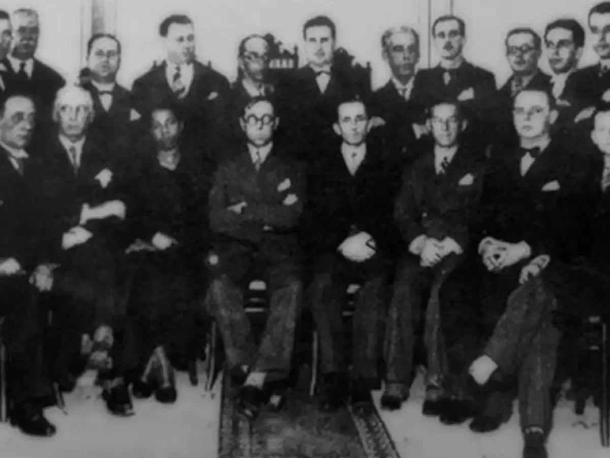 Antonieta de Barros (a 3ª pessoa sentada, da esquerda para a direita) na posse para o cargo de deputada estadual por Santa Catarina, em 1935. Foto: reprodução