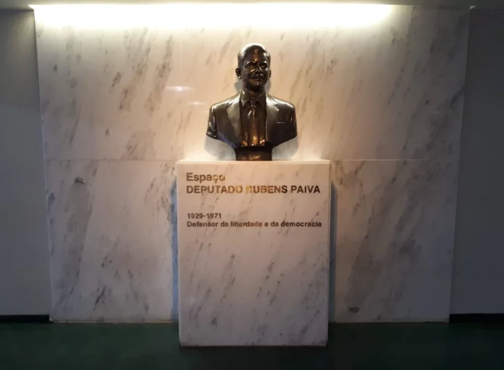 Busto de Rubens Paiva, torturado e morto pela ditadura, resistiu aos ataques do 8 de janeiro. Instalado na Câmara em 2014, foi alvo de provocação de Jair Bolsonaro no dia da inauguração, mas seguiu de pé mesmo após a invasão golpista