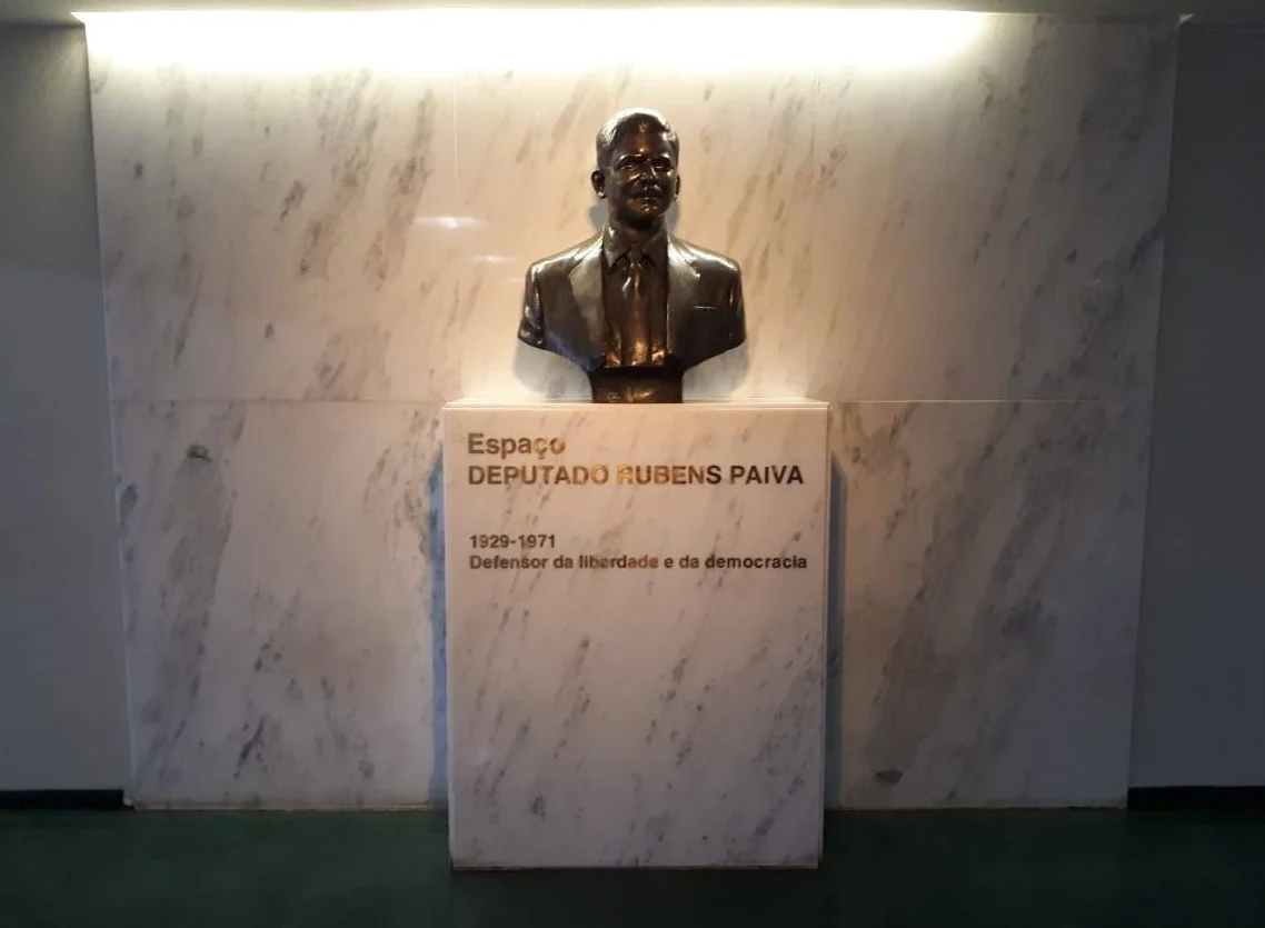 Busto de Rubens Paiva, torturado e morto pela ditadura, resistiu aos ataques do 8 de janeiro. Instalado na Câmara em 2014, foi alvo de provocação de Jair Bolsonaro no dia da inauguração, mas seguiu de pé mesmo após a invasão golpista. Foto: reprodução