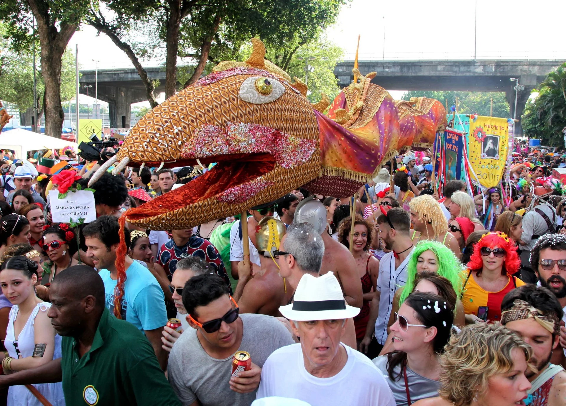 Bloco Boitatá canta grito de ‘Sem Anistia’ enquanto jorra mangueirão em foliões no Rio Com histórico de pautas progressistas, bloco é marcado por tentativa de revitalizar o Carnaval de rua do final do século passado