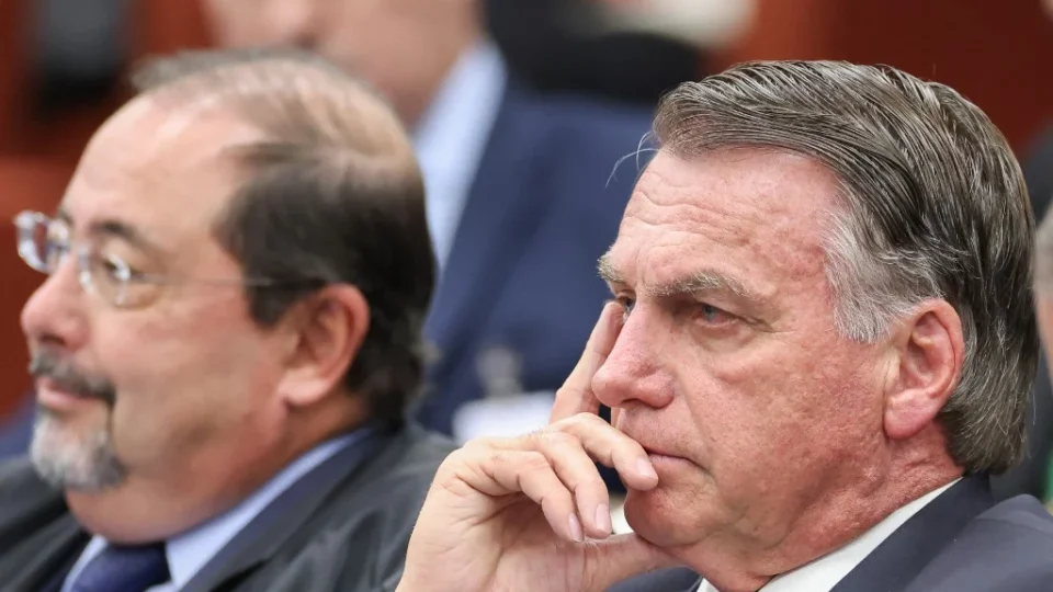STF recebe pedido de prisão preventiva de Bolsonaro por violar cautelar e articular sanções